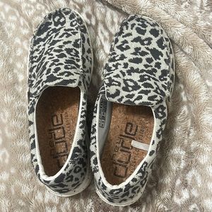 Hey dudes!! Size 7! Worn once!